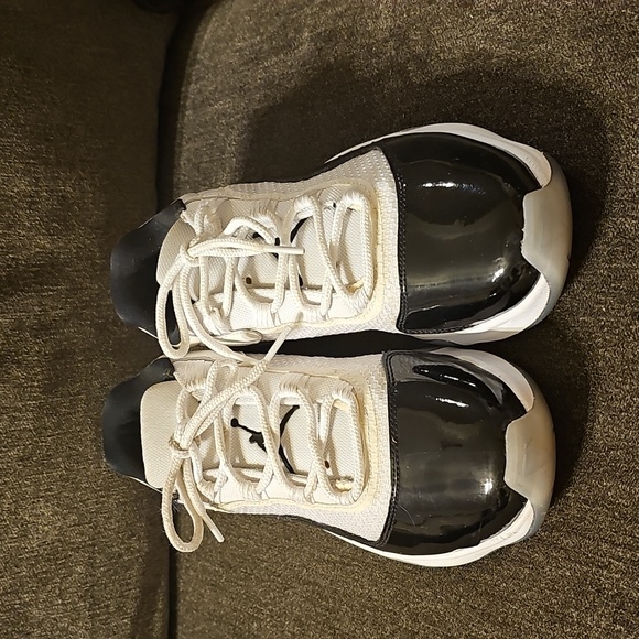🖤🤍Nike Jordan 11 CMFT Low - Black & White Sneakers - Picture 4 of 10
